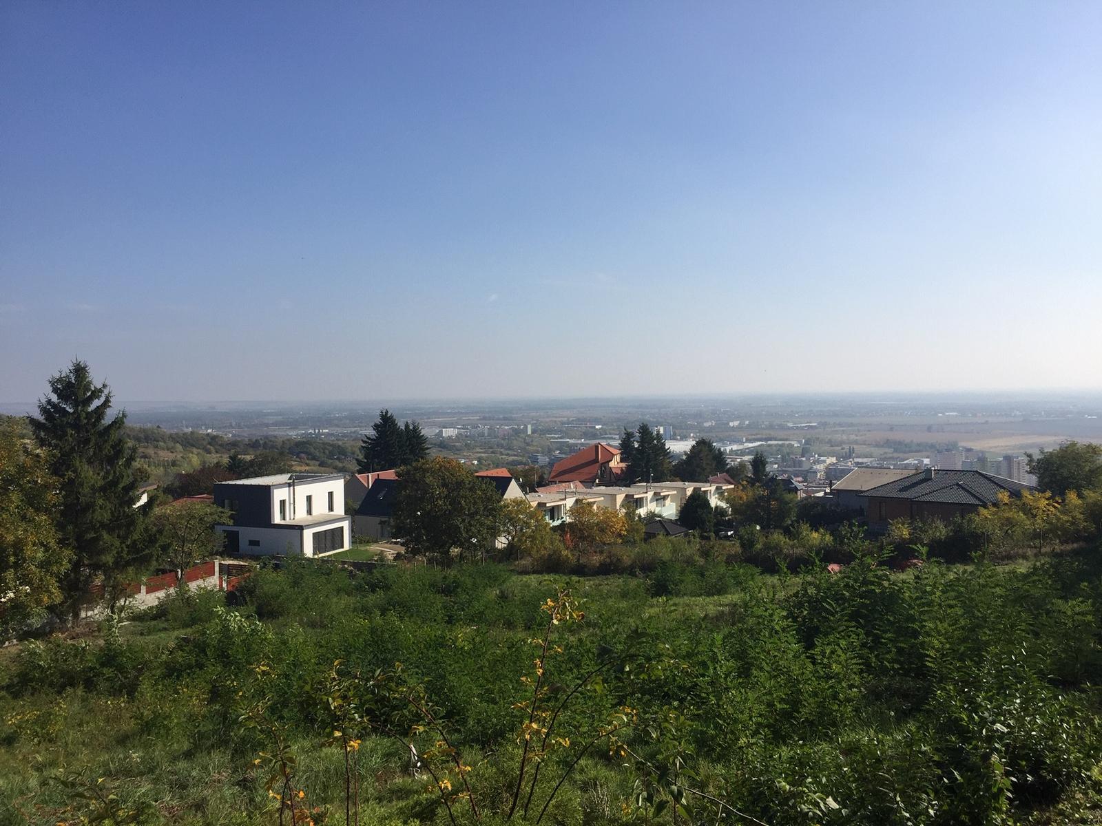 Predaj atraktívneho pozemku o výmere 965 m2 s neobmedzeným výhľadom v Rači - Popolná ul.