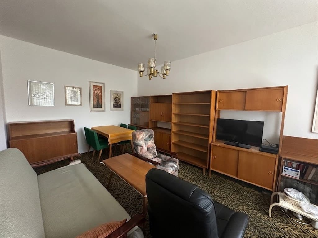 Predaj 2-izbového bytu s balkónom v Karlovej Vsi – Adámiho ul., 49,47 m² s potenciálom podľa vlastných predstáv – fotka 2