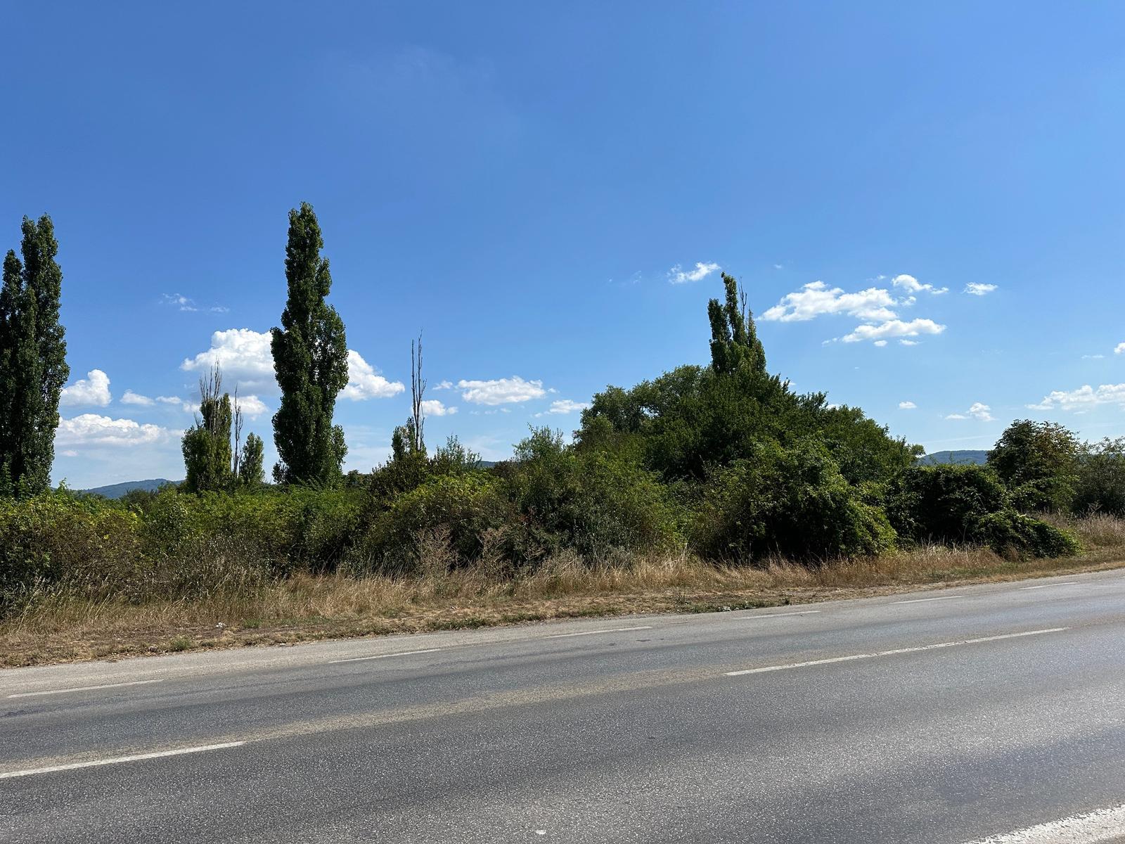 Piešťany -komerčný pozemok o výmere 2363 m2+ 108m2, rovinatý; je mimo zastavaného územia obce, výborné napojenie na D1, v  tesnej blízkosti piešťanského letiska