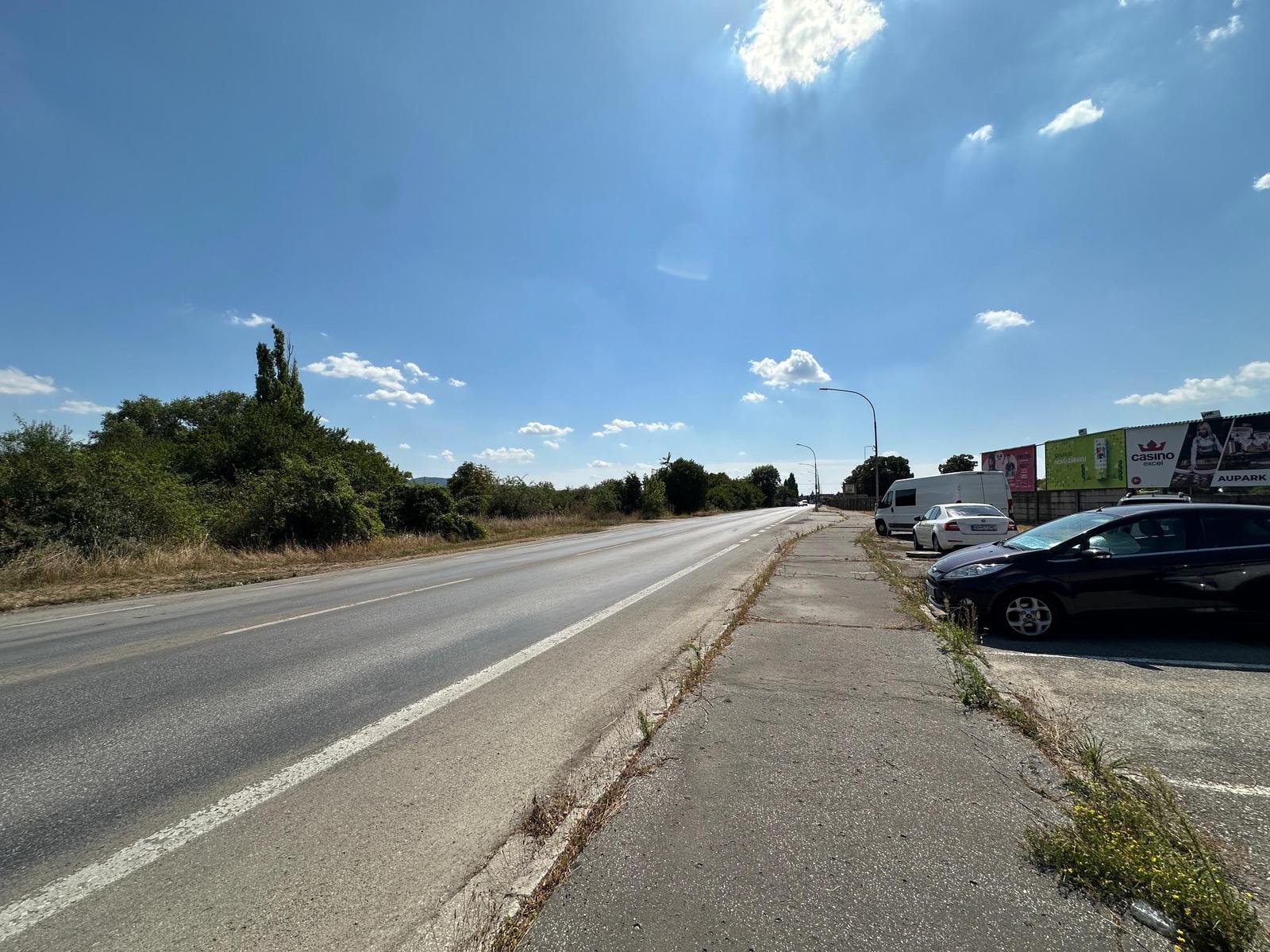 Piešťany -komerčný pozemok o výmere 2363 m2+ 108m2, rovinatý; je mimo zastavaného územia obce, výborné napojenie na D1, v  tesnej blízkosti piešťanského letiska – fotka 2