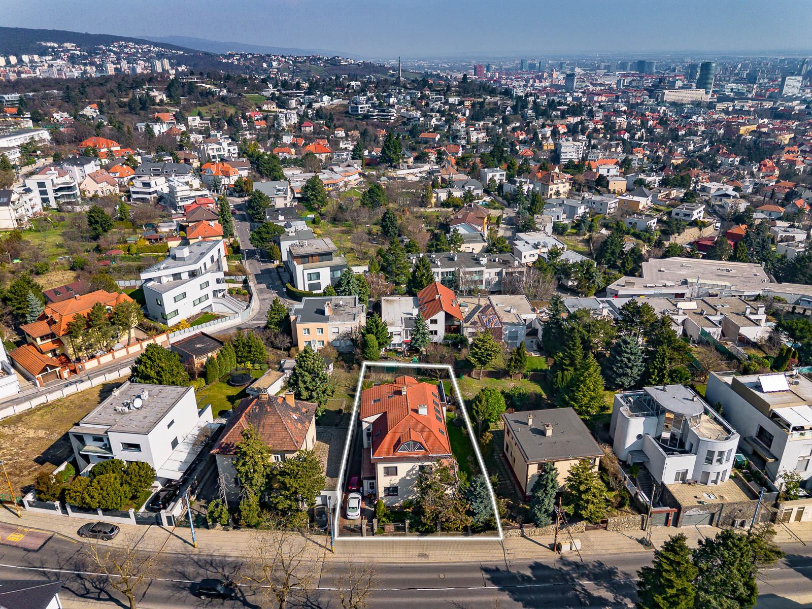 Ponúkame  na predaj výnimočnú nehnuteľnosť  (2 vily v jednom) na prestížnej adrese na Hradnom vrchu