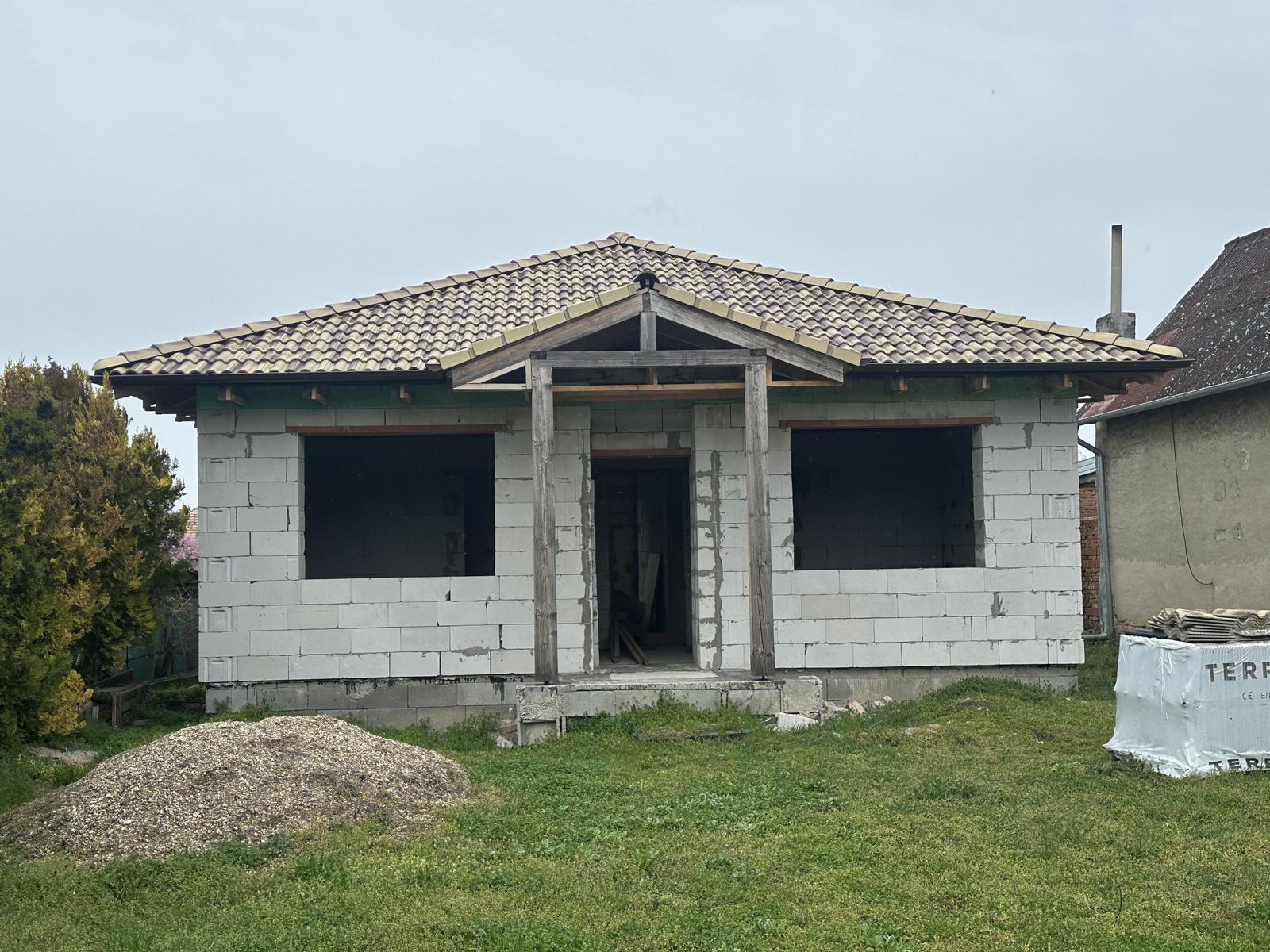 Predaj rozostavaného 4i rodinného domu o výmere 121,8 m2 na pozemku 871 m2 v obci Gbelce, okr. Nové Zámky