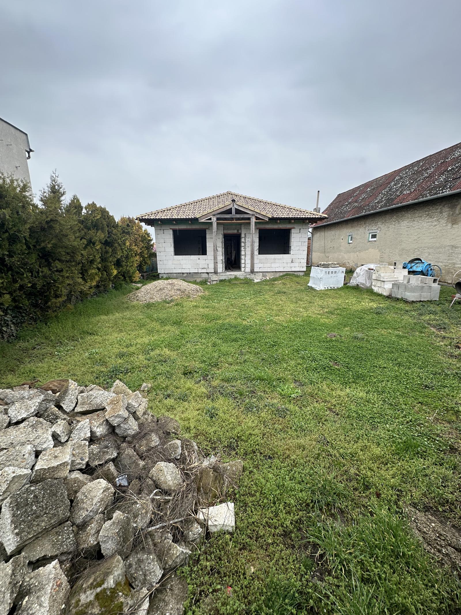 Predaj rozostavaného 4i rodinného domu o výmere 121,8 m2 na pozemku 871 m2 v obci Gbelce, okr. Nové Zámky – fotka 2