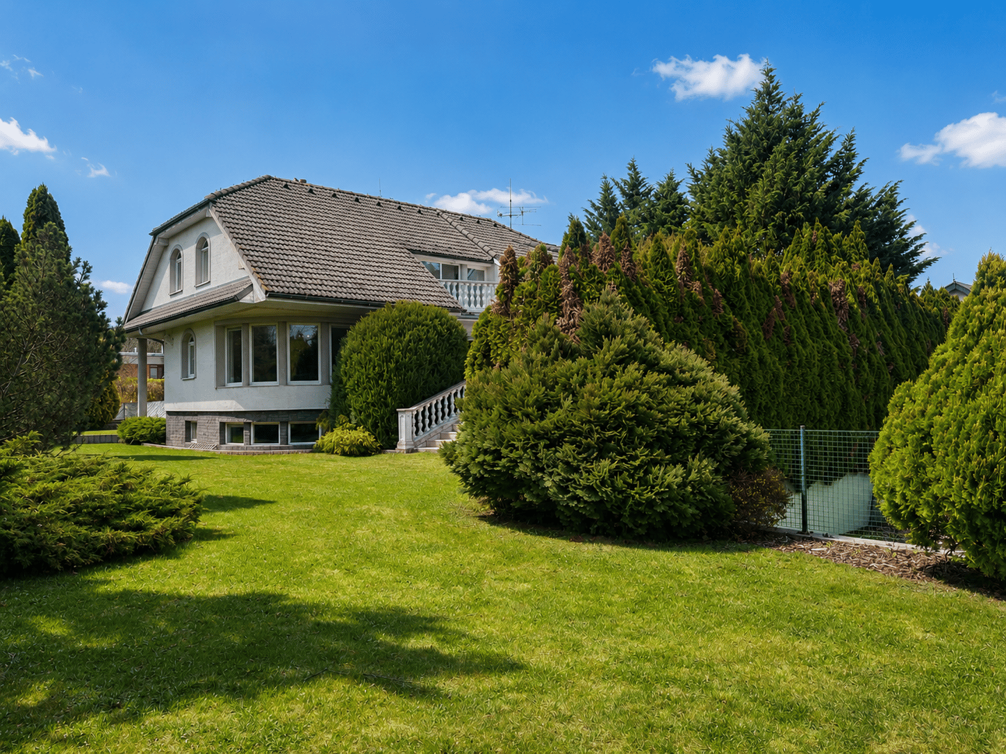 Predaj - romanticá  rodinná vila na pozemku o výmere 1135 m² v Trenčíne, v časti Hanzlíková – fotka 2
