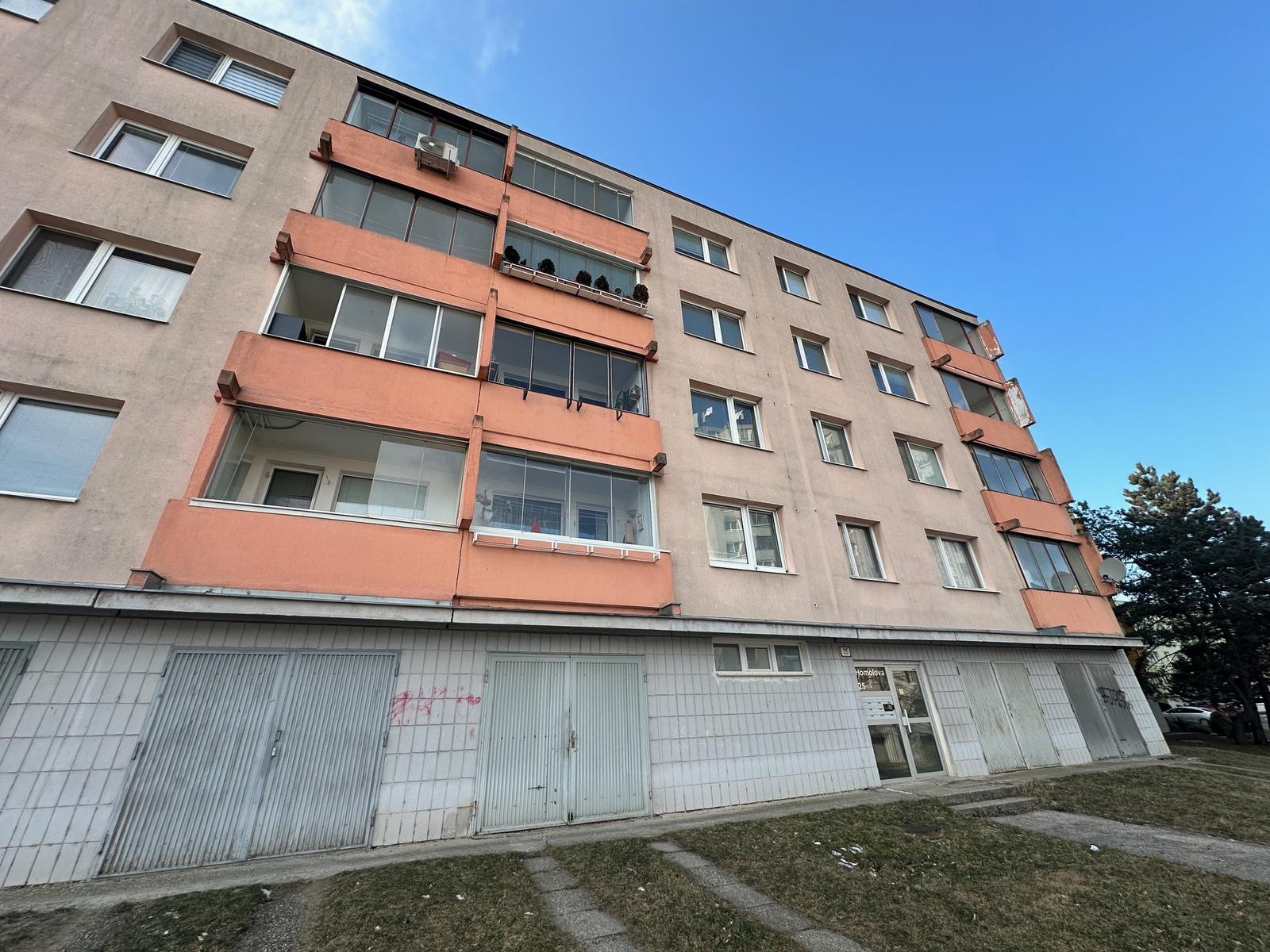 Predaj garáže - na Homolovej ulici, v Dúbravke/BA IV o výmere 18.46 m2