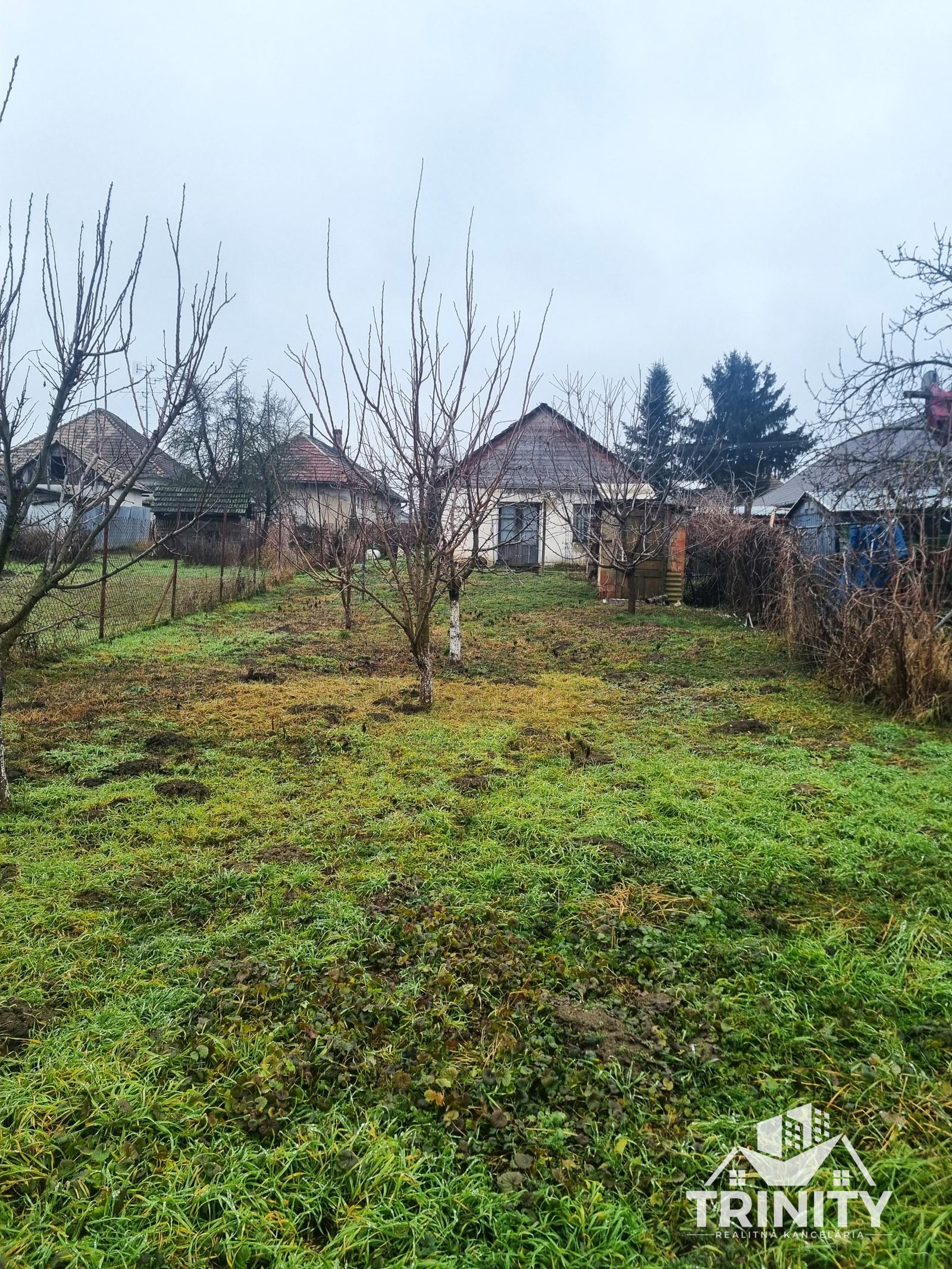 Iba u Nás - Na predaj stavebný pozemok so starším domom v obci Jasová – fotka 2