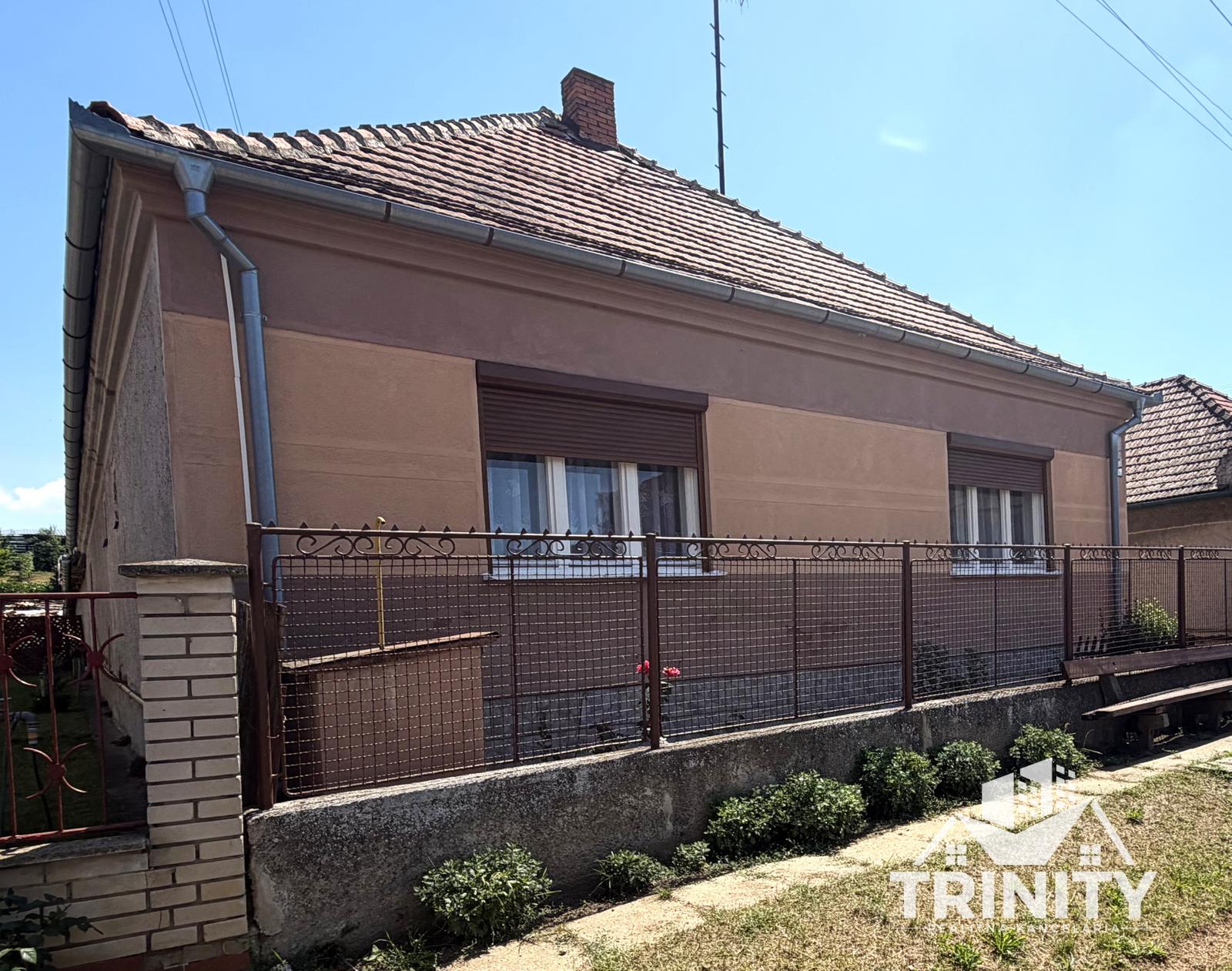 Na predaj 5-izbový tehlový rodinný dom v obci Strekov