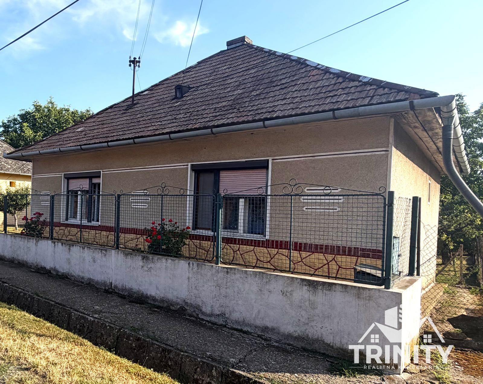 Rezervované - Na predaj 2-izbový rodinný dom s letnou kuchyňou v obci Svodín