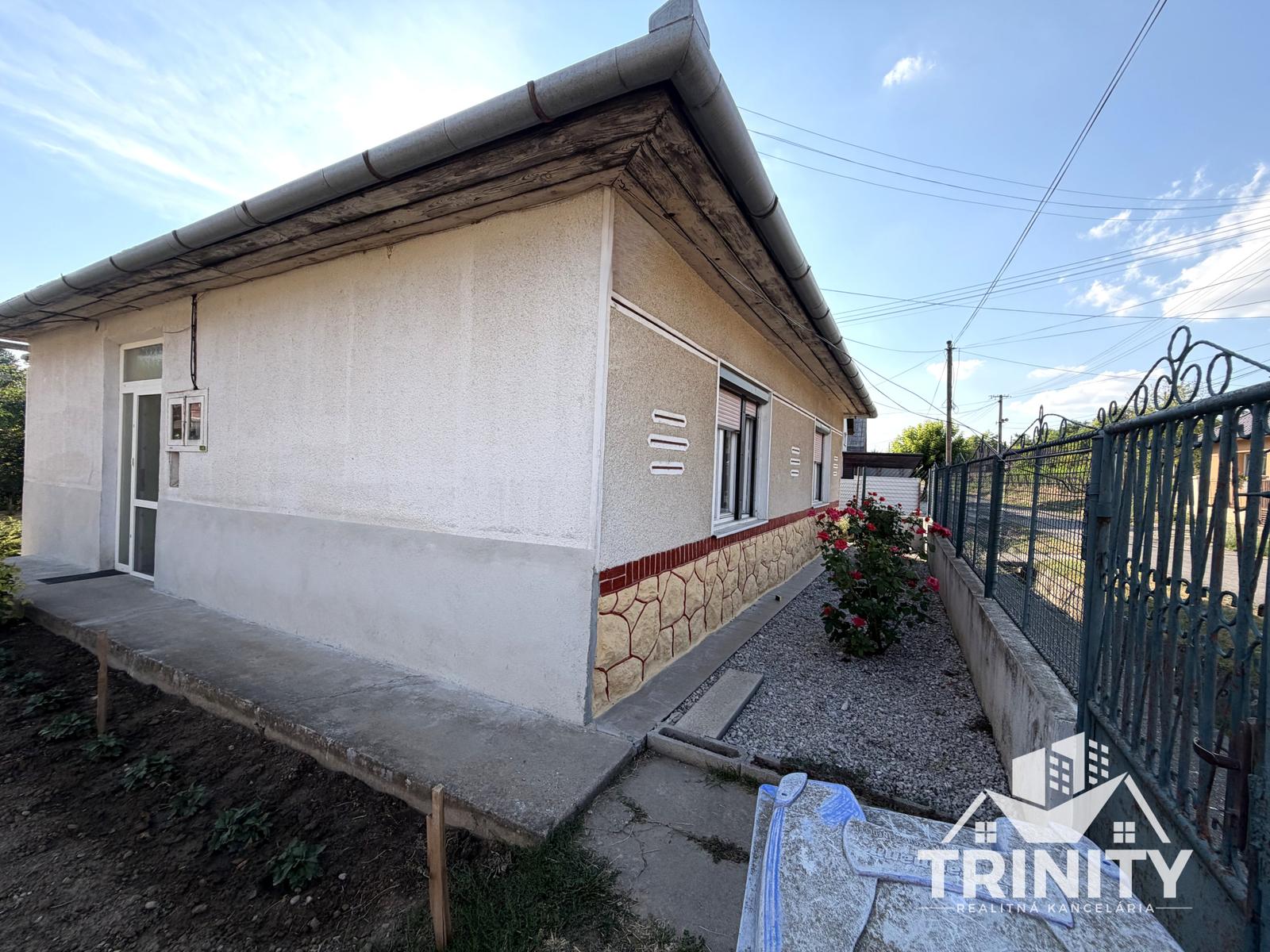 Rezervované - Na predaj 2-izbový rodinný dom s letnou kuchyňou v obci Svodín – fotka 2