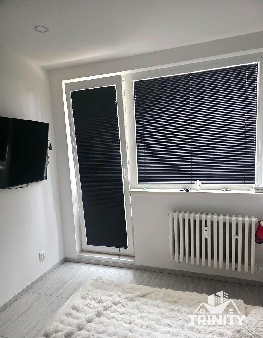 Na predaj kompletne zrekonštruovaný 2-izbový byt  s balkónom v obci Bajč – fotka 2