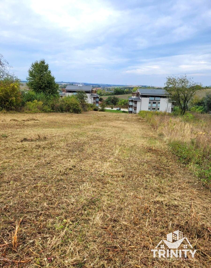 Na predaj stavebný pozemok v obci Podhájska nad kúpaliskom – fotka 2
