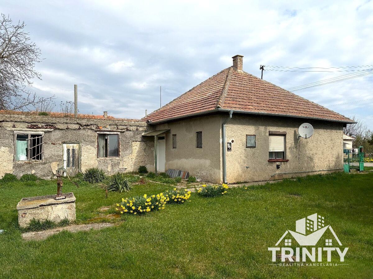 Na predaj rodinný dom s rozsiahlym pozemkom v obci Jatov