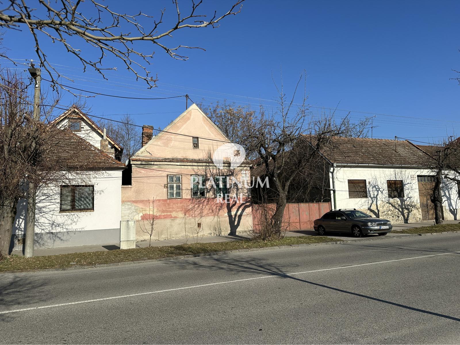 Pozemok s pôvodnými rodinnými domami v centre Vajnor - BA III