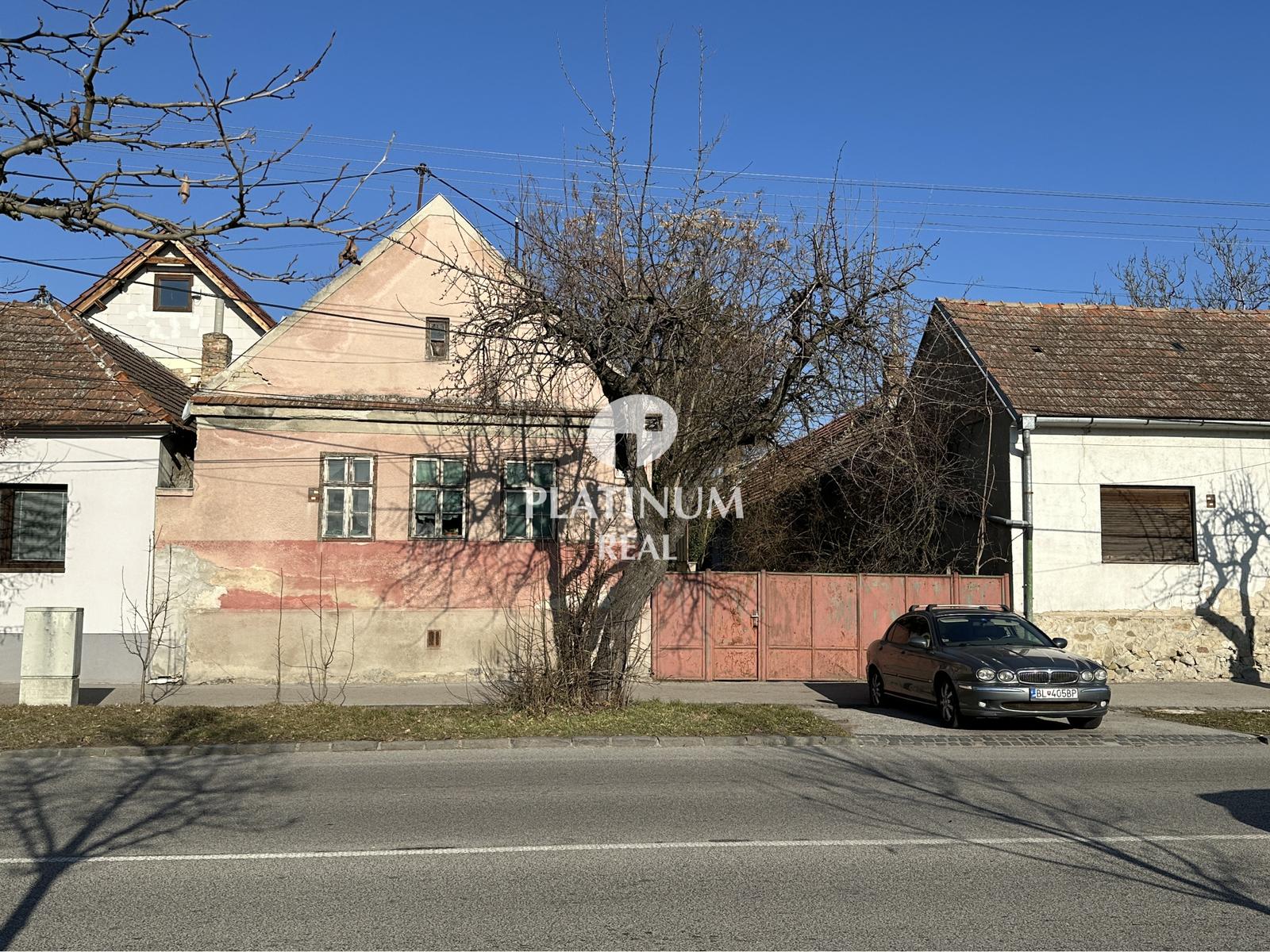 Pozemok s pôvodnými rodinnými domami v centre Vajnor - BA III – fotka 2