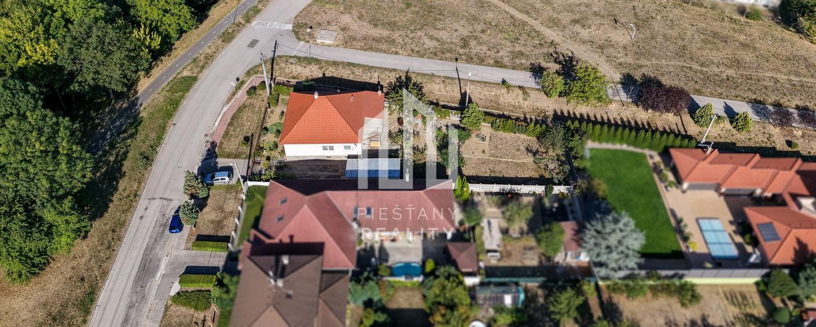 Rodinný dom s garážou, ideálnym pozemkom a potenciálom podkrovia – fotka 2