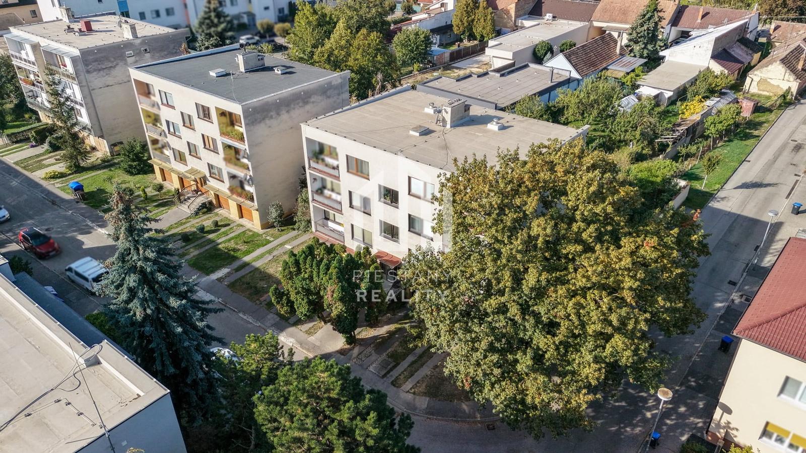 Veľký 3-izbový byt s loggiou, balkónom, garážou a záhradkou