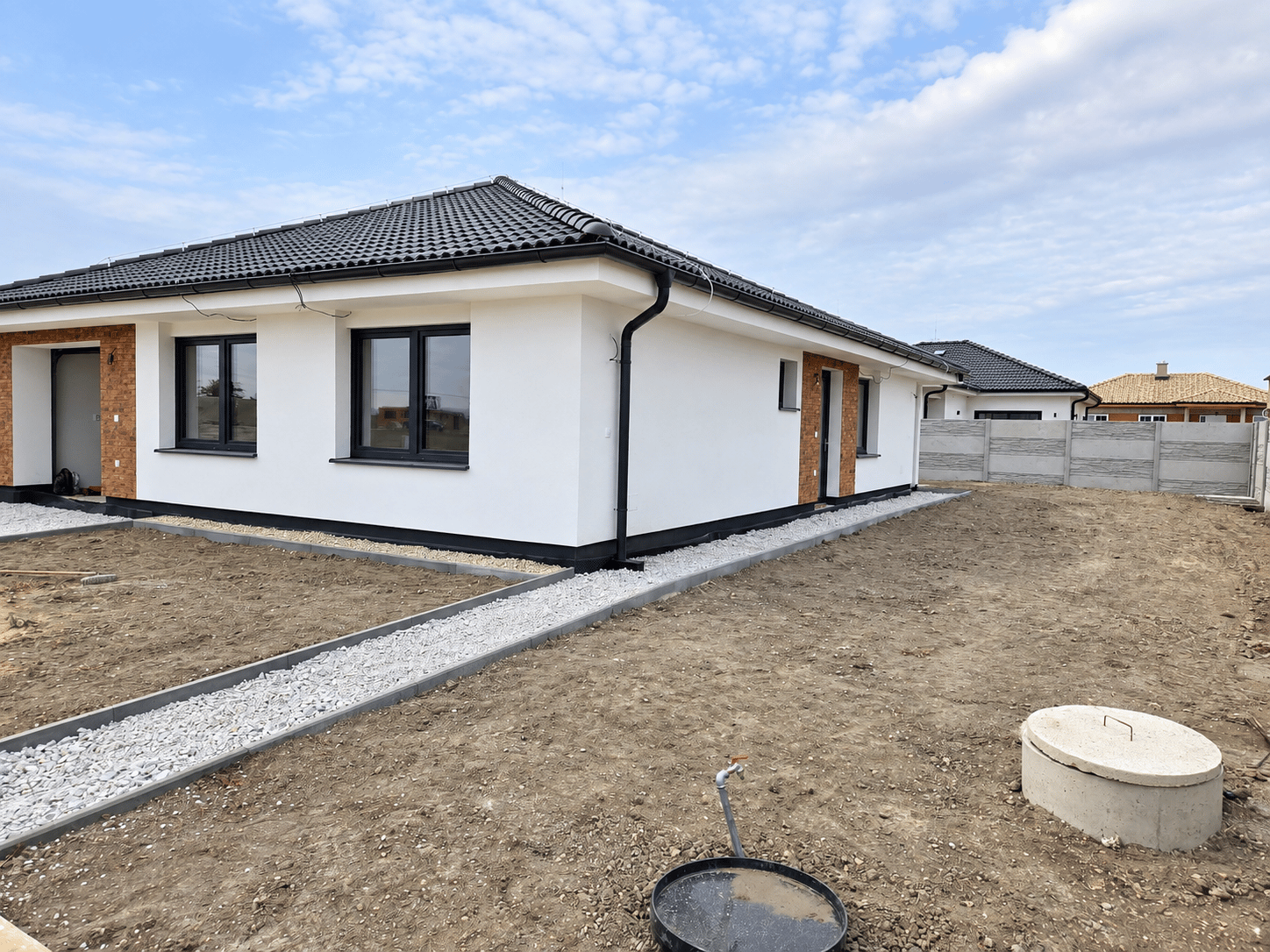 Na predaj nadštandardný moderný 4-izbový rodinný dom s garážou a tepelným čerpadlom, Hrubá Borša – fotka 2