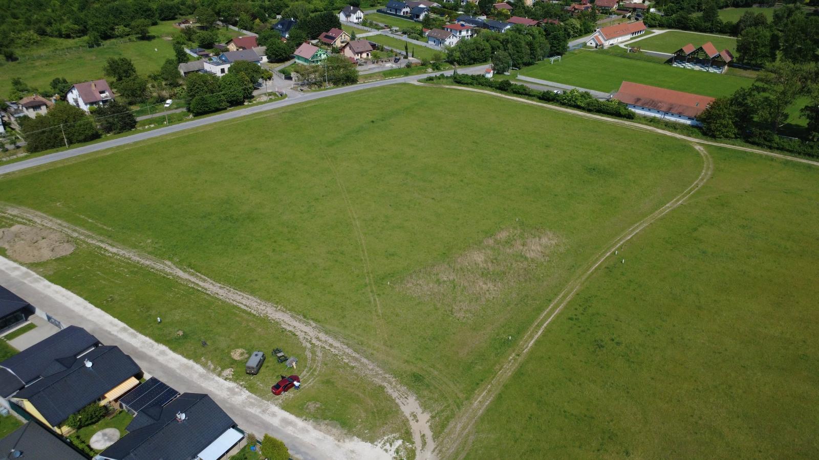 Pozemok 746 m² v Jablonovom – na blízkej parcele už prebieha konanie o stavebnom zámere RD – fotka 2