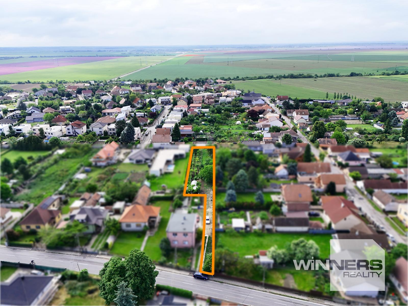 NA PREDAJ pozemok (1 256m2) vhodný na výstavbu RD s 2 bytovými jednotkami, ul. Mierová Tomášov – fotka 2