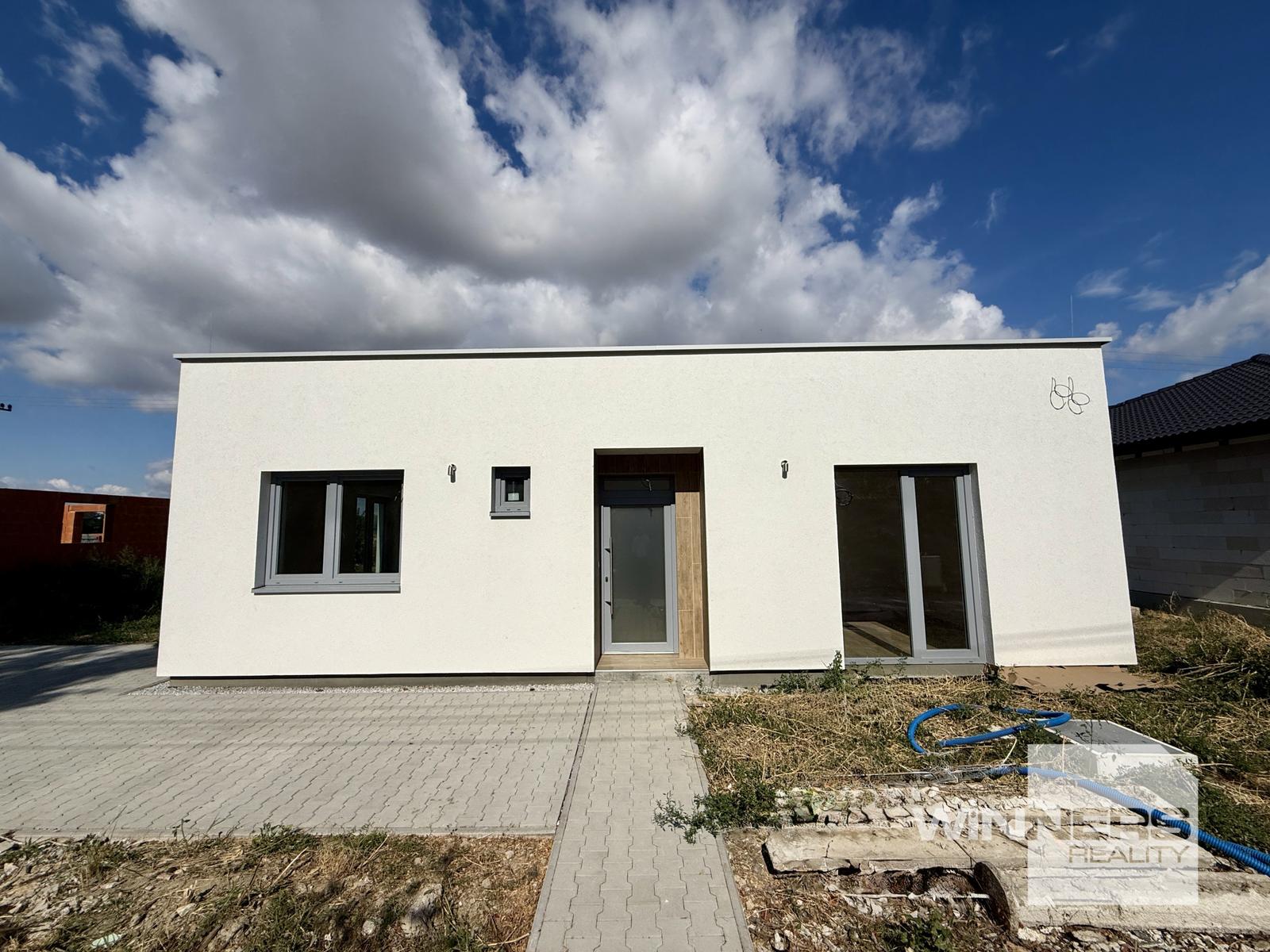 NA PREDAJ | Moderný 4-izbový rodinný dom – Hrubý Šúr – fotka 2