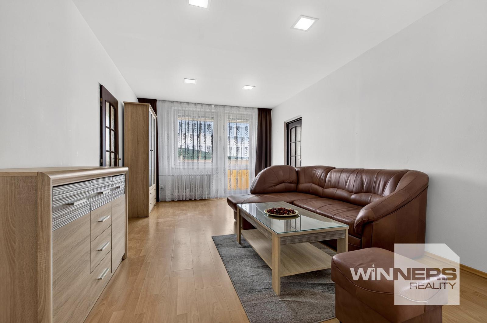NA PREDAJ Priestranný 3-izbový byt 76,87 m² s veľkou zasklenou loggiou pozdĺž bytu Húščavova ul.