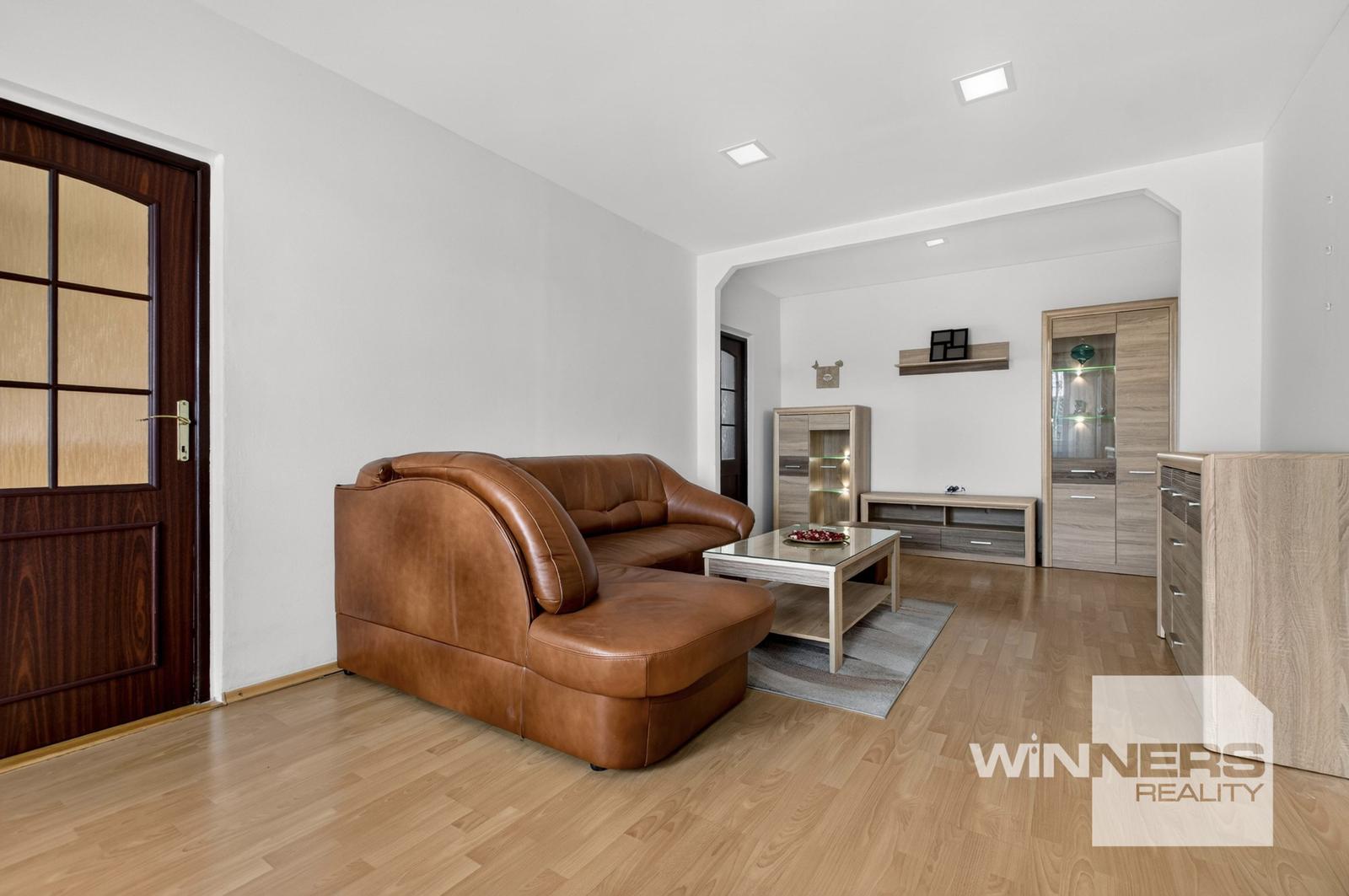 NA PREDAJ Priestranný 3-izbový byt 76,87 m² s veľkou zasklenou loggiou pozdĺž bytu Húščavova ul. – fotka 2