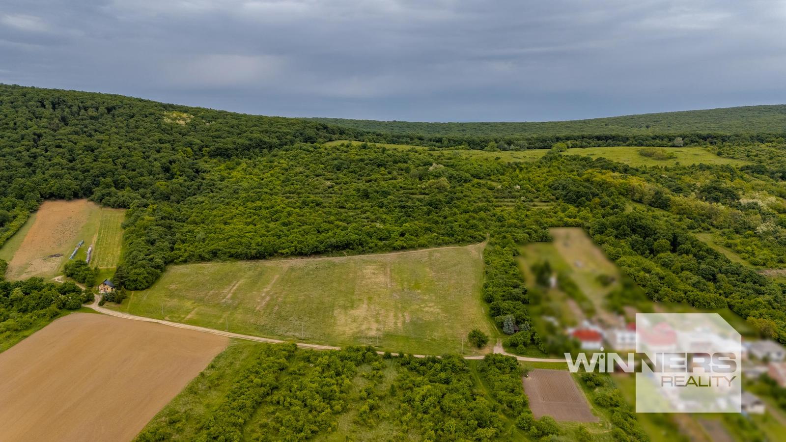 Investičný pozemok o veľkosti 44.007 m2 v obci Černochov vhodný na developerský projekt – fotka 2