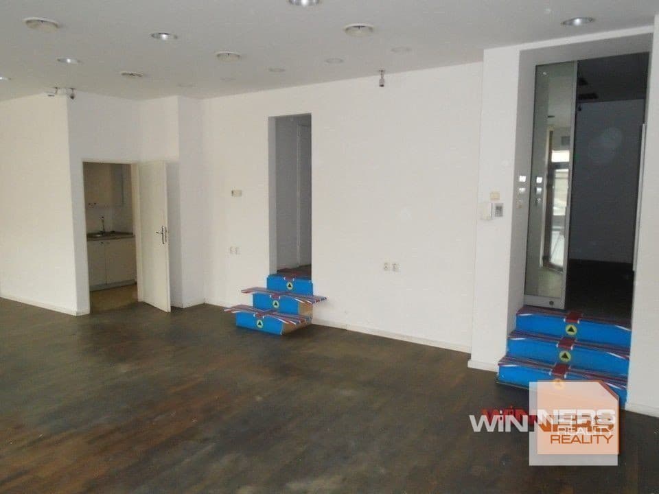 Priestranný obchodný  priestor v centre mesta Lučenec – fotka 2