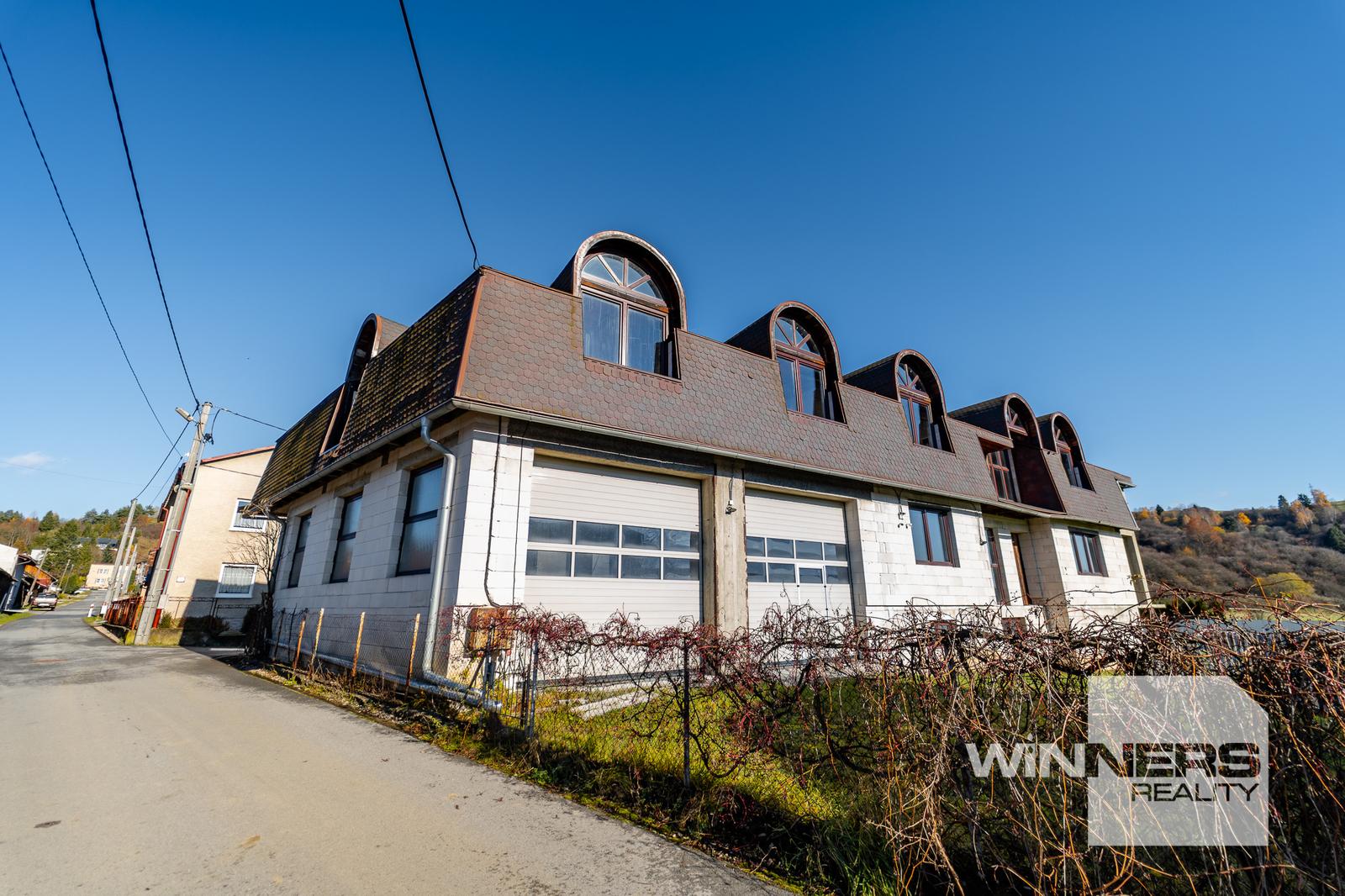 Výhradne ponúkame na predaj priestranný rozostavaný multifunkčný objekt (pôvodne RD) v pokojnej lokalite, v obci Chmelnica