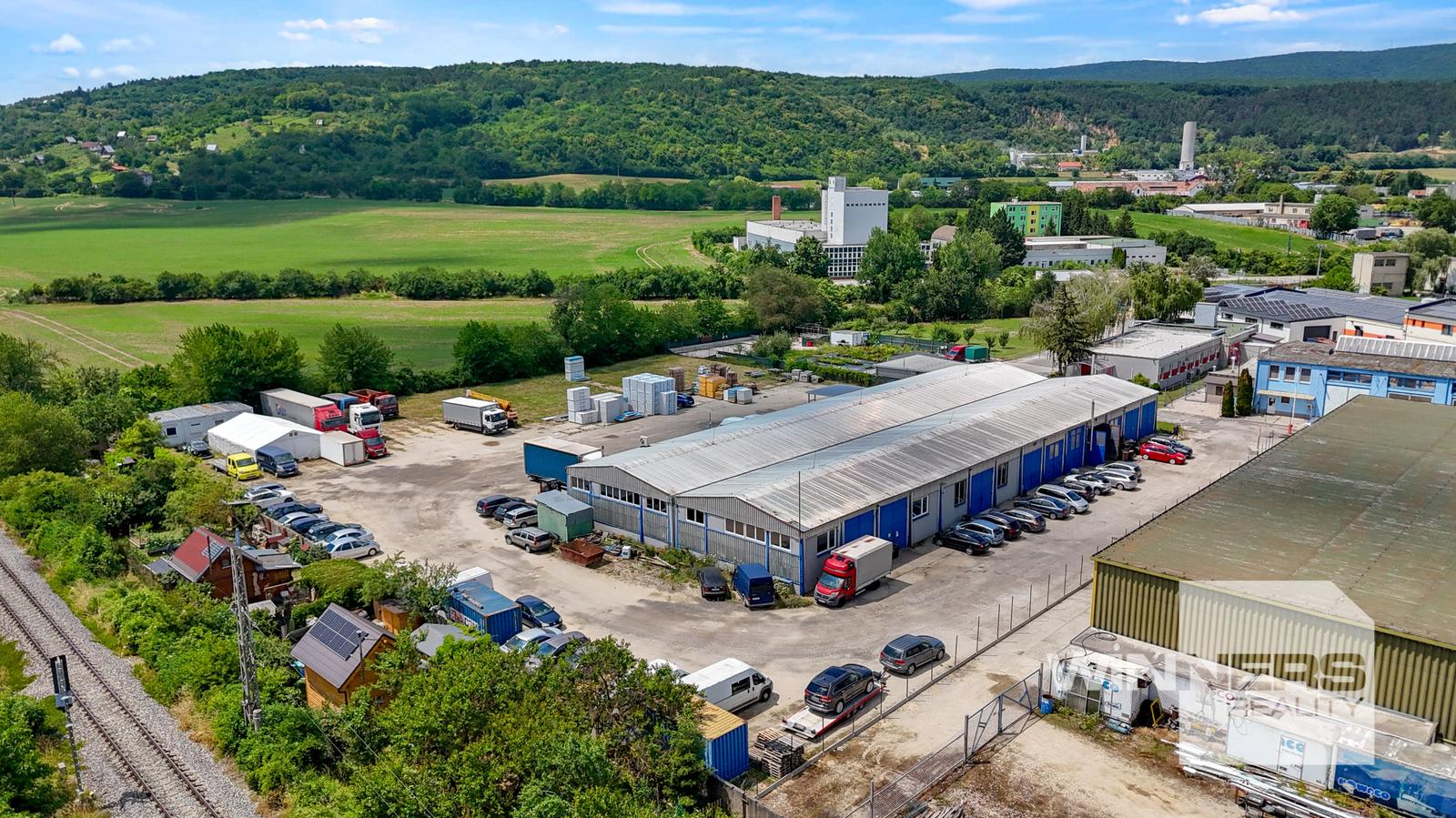 Na predaj  – výrobno–skladová hala s administratívnym a sociálnym zázemím 1591 m2, s pozemkom 7962 m2, Nové Mesto nad Váhom