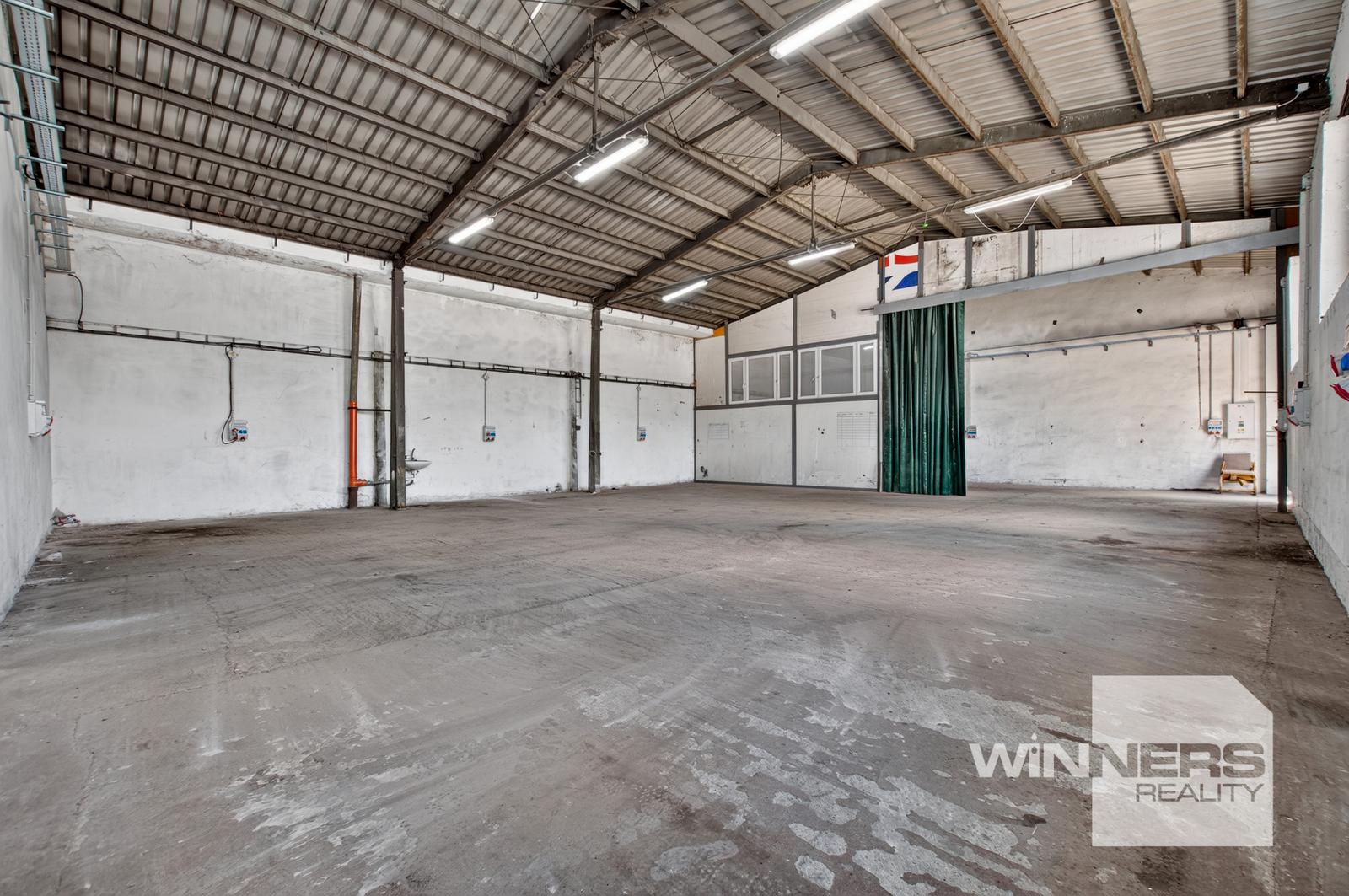 Na prenájom  – výrobno–skladová hala s administratívnym a sociálnym zázemím o výmere 234 m2 , Nové Mesto nad Váhom