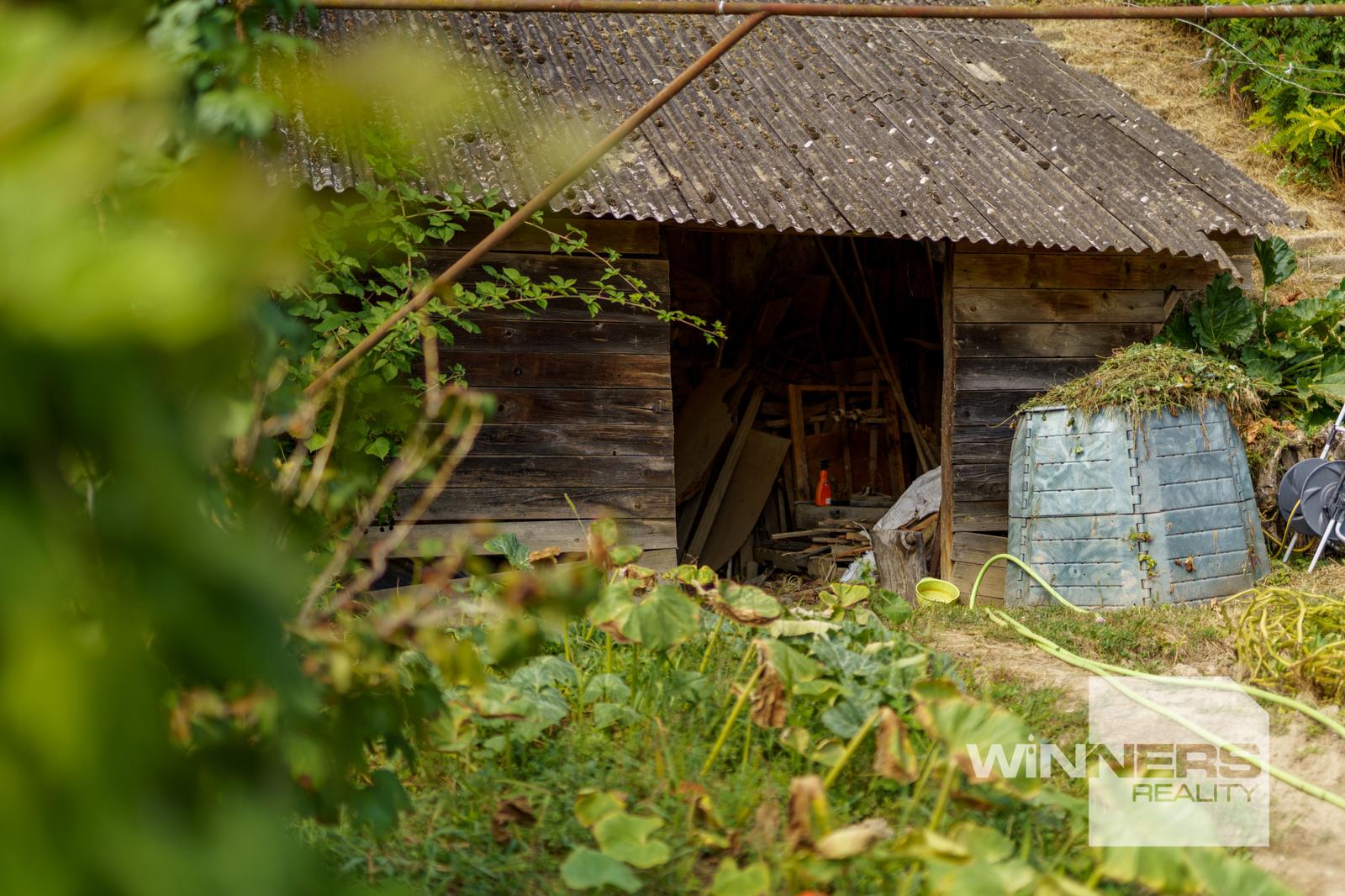 REZERVOVANÉ - Predaj vidieckeho domu s dušou, ovocným sadom, vytesaná pivnica, pozemok 903 m², Brestovany – fotka 2