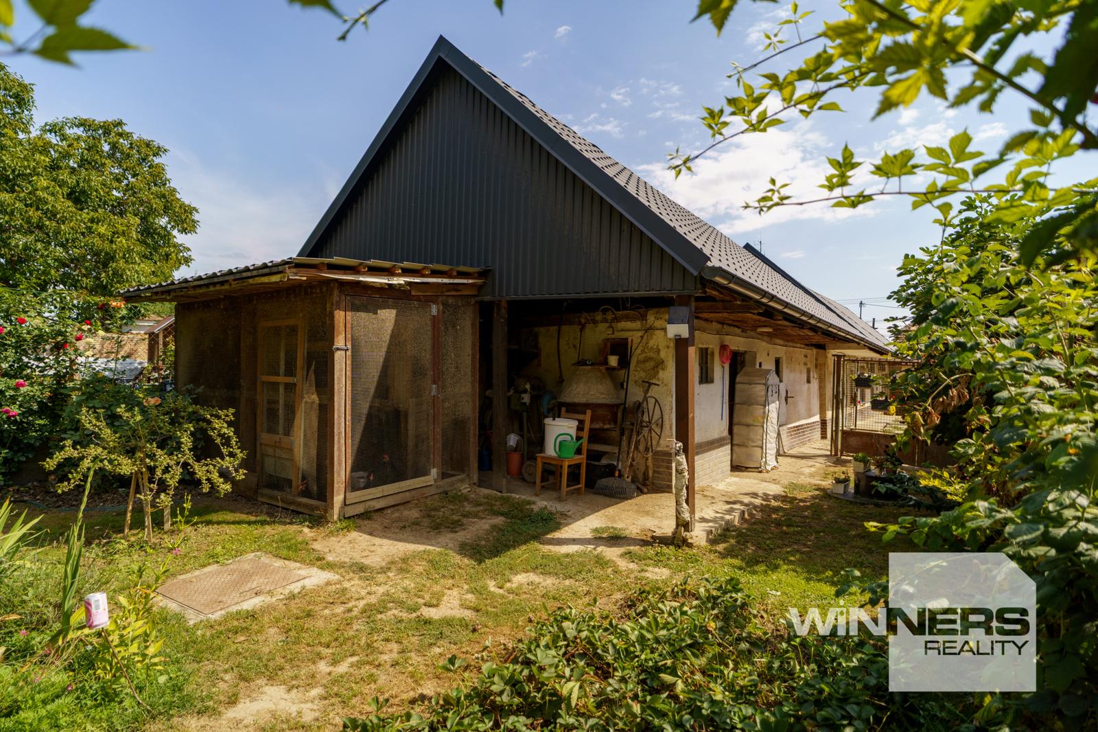 REZERVOVANÉ - Predaj vidieckeho domu s dušou, ovocným sadom, vytesaná pivnica, pozemok 903 m², Brestovany