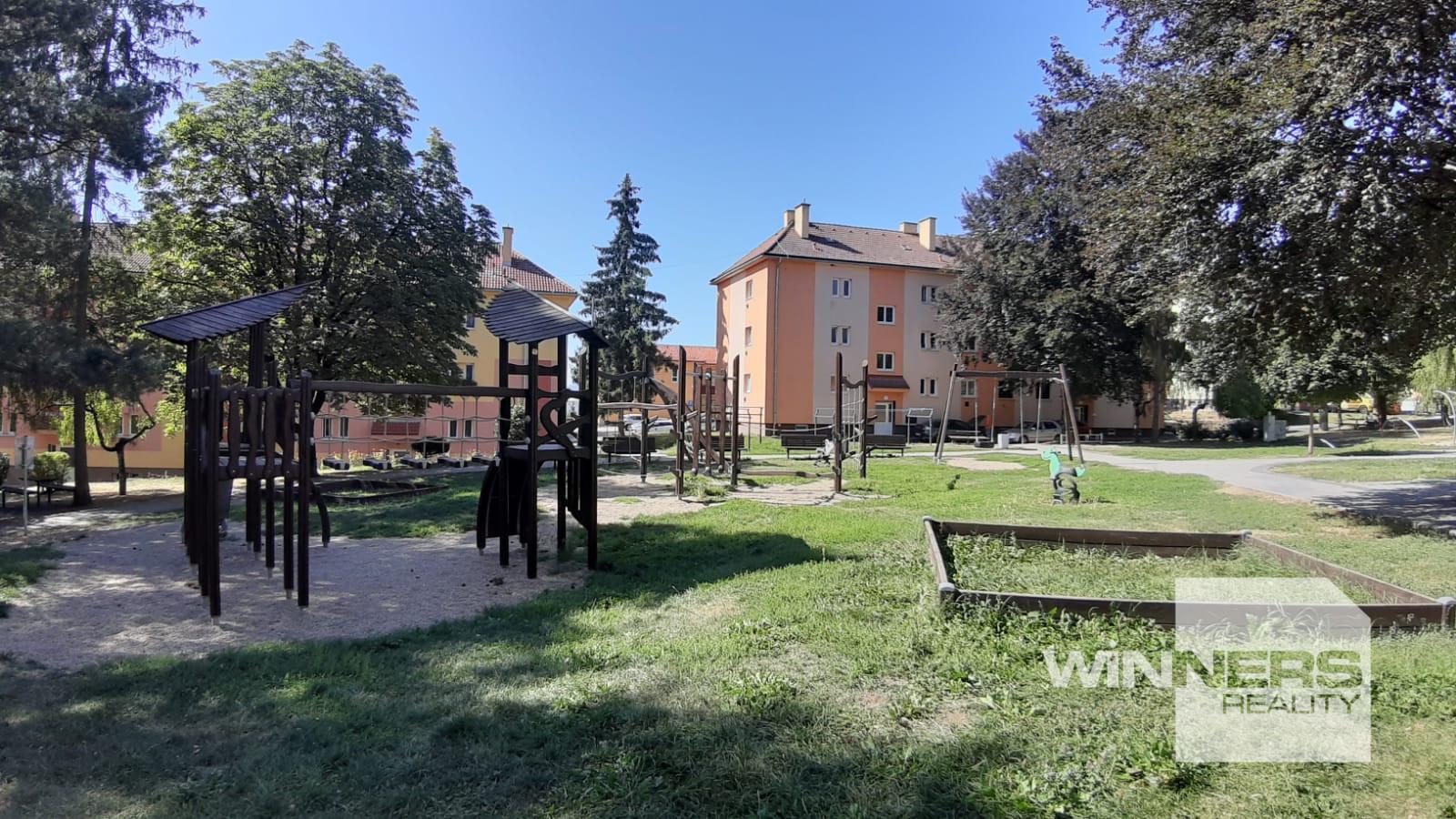 Ponúkame Vám na predaj priestranný 2-izbový byt s balkónom na sídlisku Rozvoj v Levoči – fotka 2