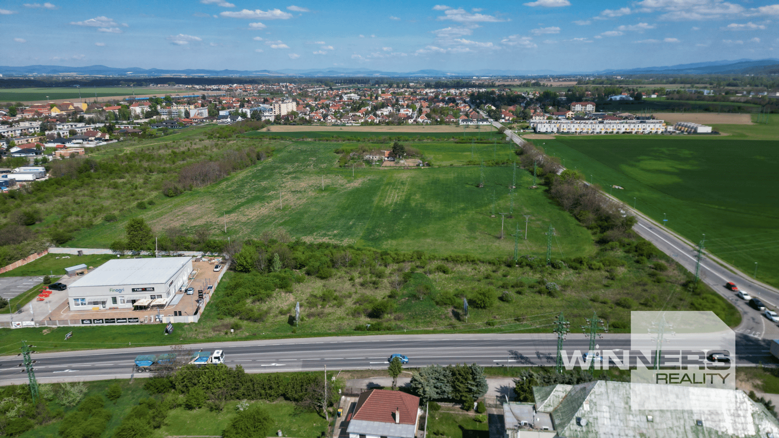 PREDAJ, INVESTIČNÝ POZEMOK 1 440 m², LEOPOLDOV, ŤAH D1 → HLOHOVEC