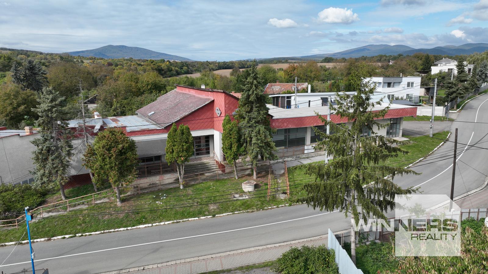 Ponúkame na predaj viacúčelový objekt vhodný na obchodné, skladové alebo prevádzkové účely v obci Slivník.