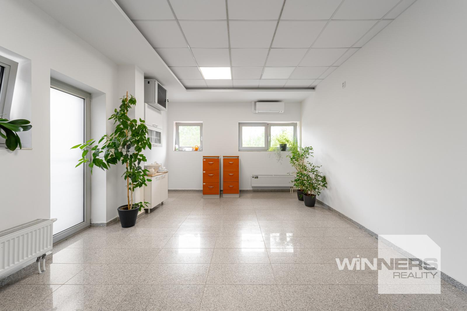 Exkluzívne Vám ponúkame na prenájom nebytový priestor o výmere 22m2 v business budove na Sídlisku KVP. – fotka 2
