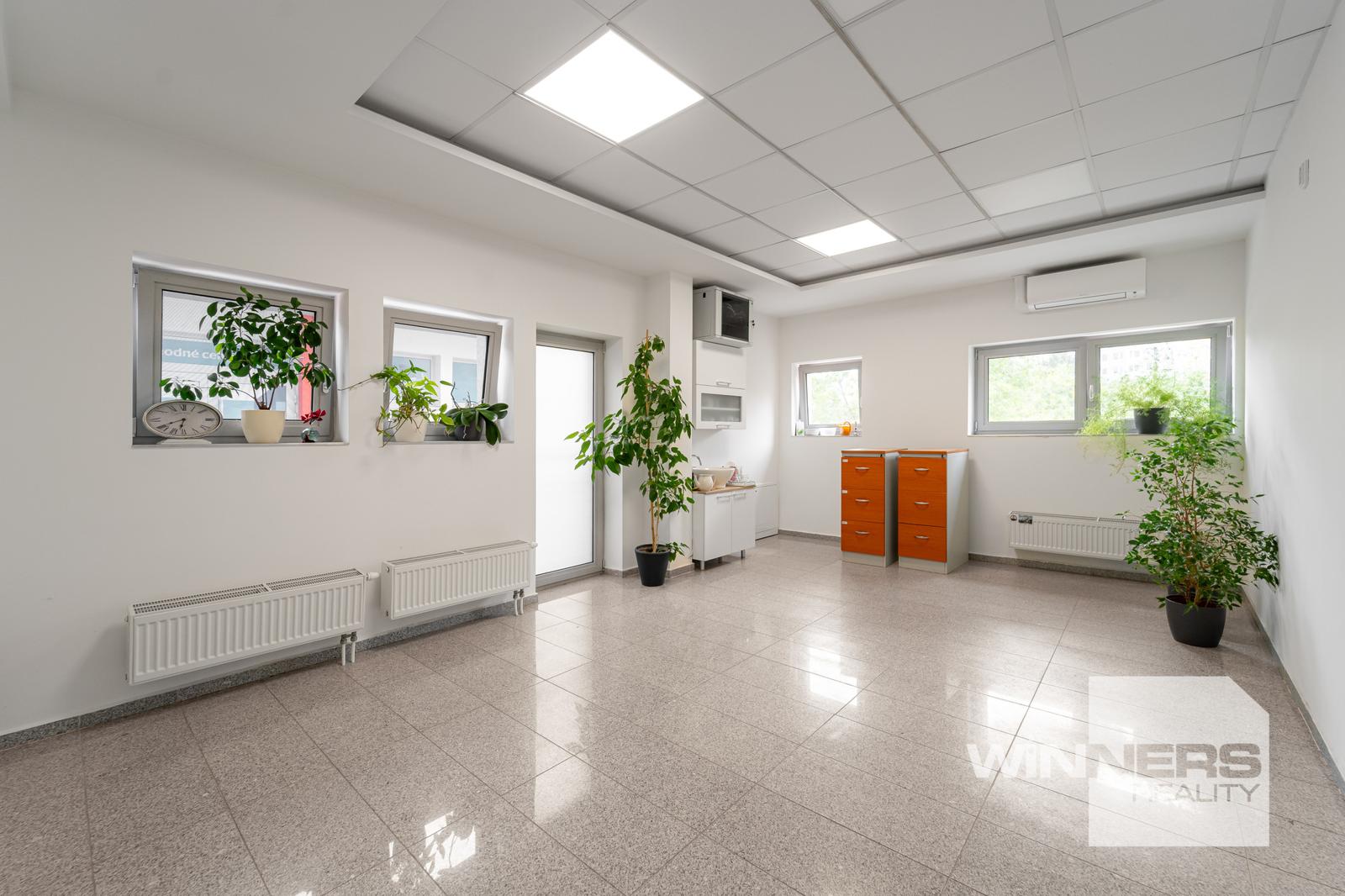 Exkluzívne Vám ponúkame na prenájom nebytový priestor o výmere 22m2 v business budove na Sídlisku KVP.