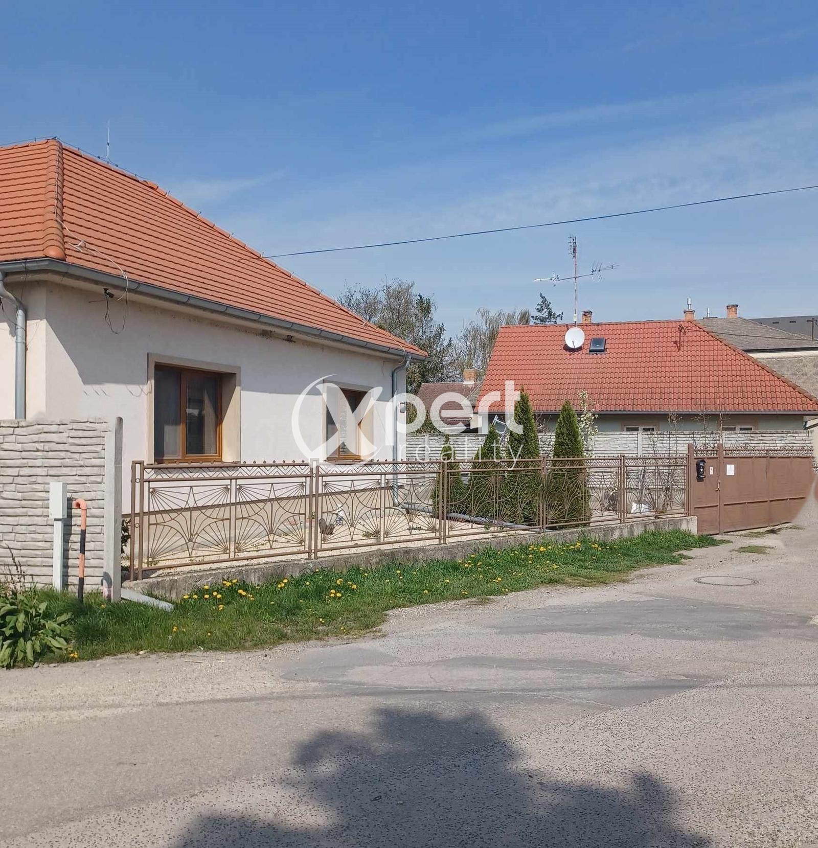 Nasťahujte sa bez starostí, bez nutnosti rekonštrukcie! 4 izbový rodinný dom s garážou v Gabčíkove – fotka 2