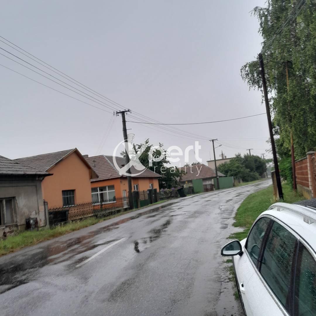 Predaj stavebný pozemok so starým rodinným domom v obciTekovské Lužany – fotka 2