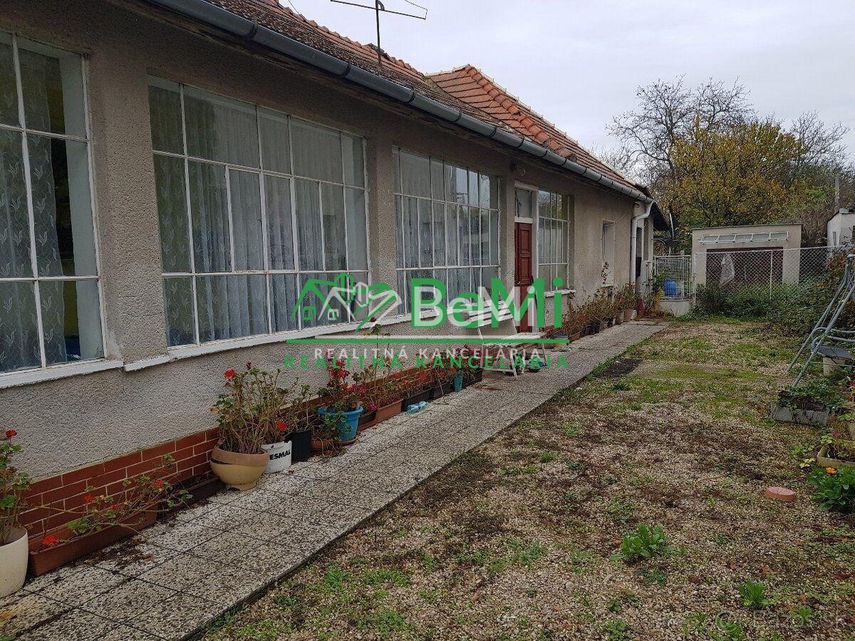 Predaj starší rodinný dom Vráble, 1034m2, NR (107-12-ERF)