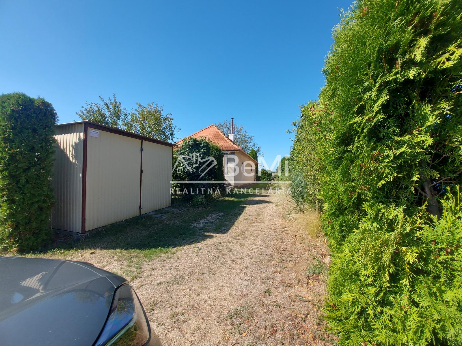 Predaj viničný domček s veľkým pozemkom 3829m2, Vráble(255-13-JUF)