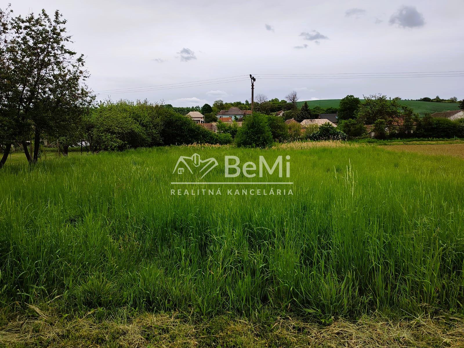 Predaj, stavebný pozemok 892 m²- Bory (002-14-SIHA)