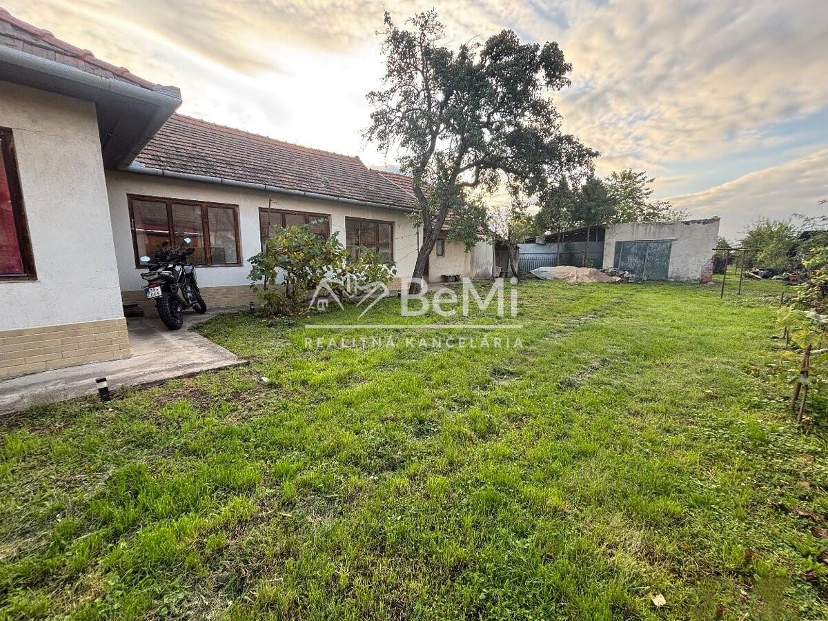 Predaj, rodinný dom s pozemkom 3053 m² - Malé Kozmálovce (010-12-SIHA)