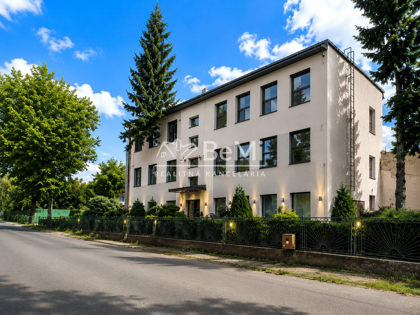 Predaj, Administratívna budova / investičná príležitosť - Levice (020-18-SIHA)
