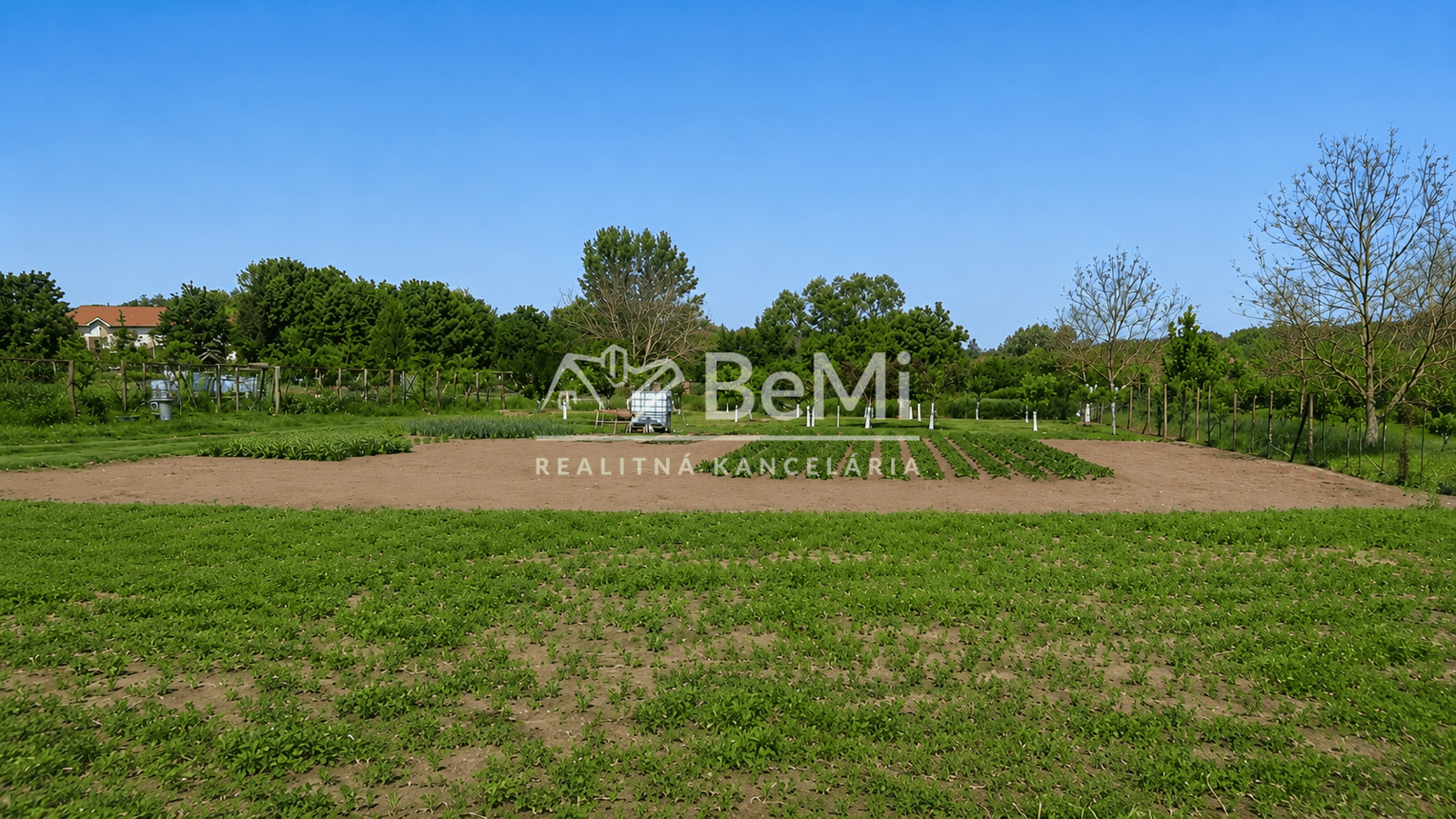 Predaj, Stavebný pozemok  v centre obce Bory–1 098 m² (045-14-SIHA)