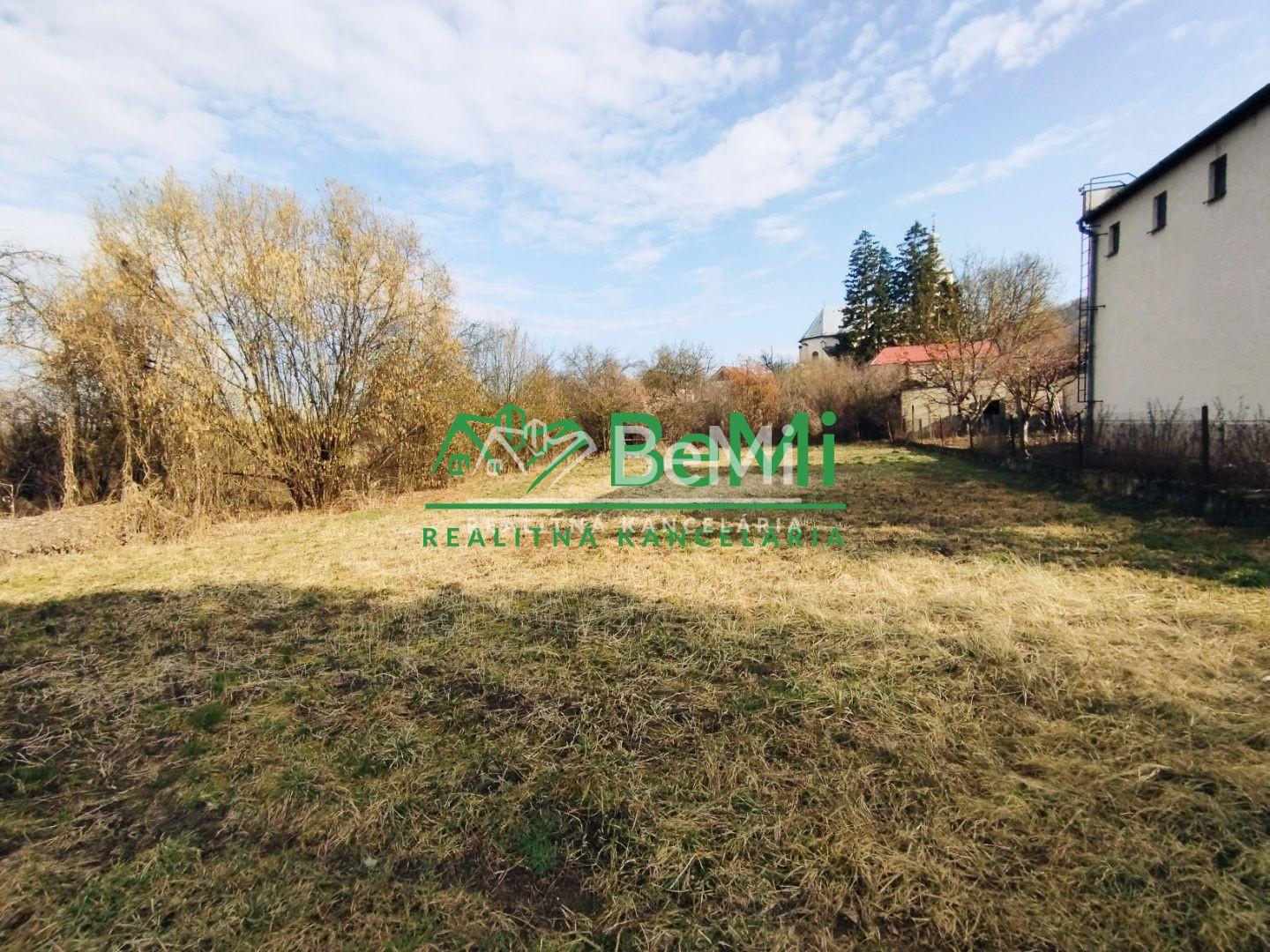 Stavebný pozemok-Trebeľovce- na predaj