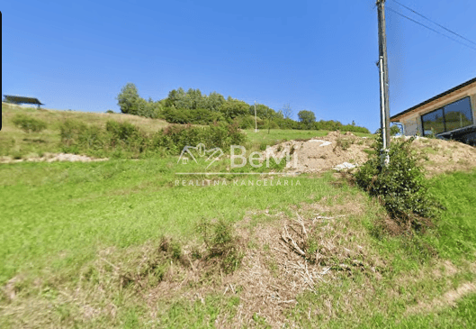 STAVEBNÝ POZEMOK V CHLEBNICIACH – 842 m² – fotka 2