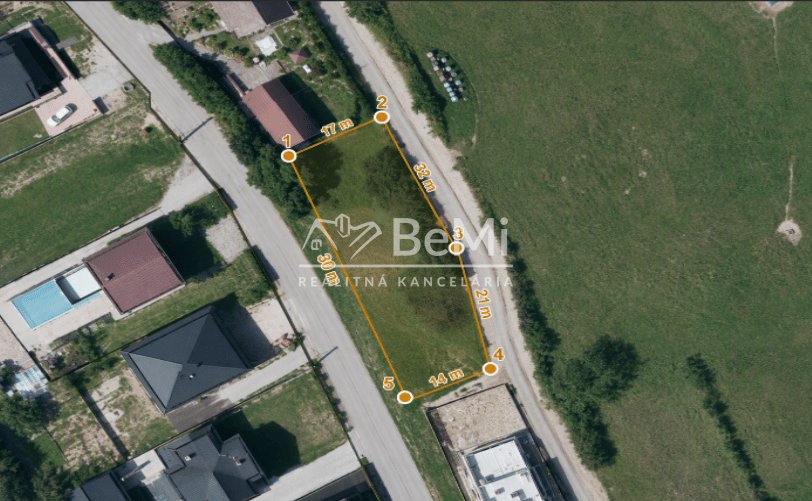 STAVEBNÝ POZEMOK V CHLEBNICIACH – 842 m²