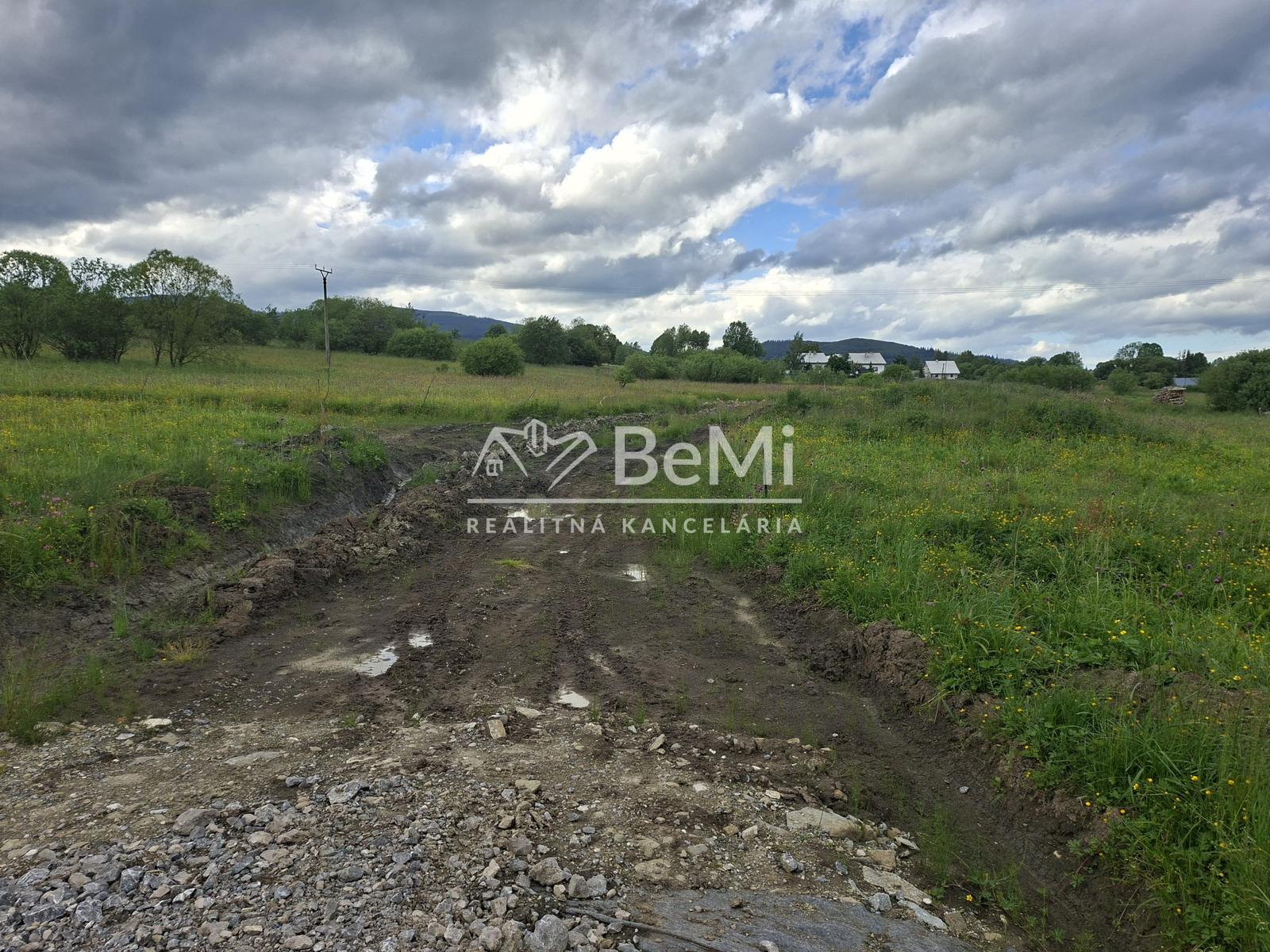 Na predaj stavebný pozemok – Oravské Veselé, 674 m² – fotka 2